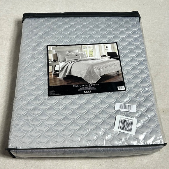 BRAND NEW Lyndon Coverlet Silver 90x90 - Full Queen Size - Picture 3 of 6